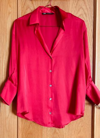 Blusa roja satinada mujer