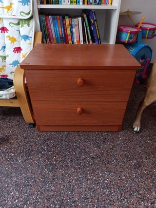 Mesita de noche con cajones