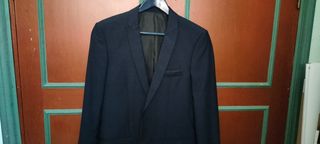 Traje de chaqueta joven negro.