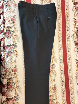 Traje de chaqueta joven negro.