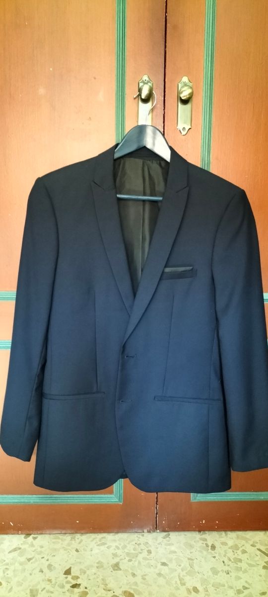 Traje de chaqueta joven negro.