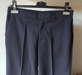 Traje de chaqueta joven negro.