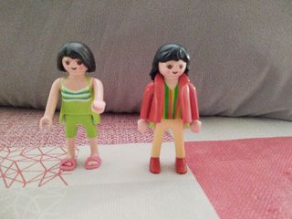 2 muñecas + 3 niños Playmobil