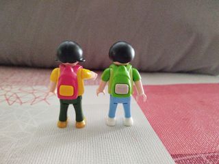 2 muñecas + 3 niños Playmobil