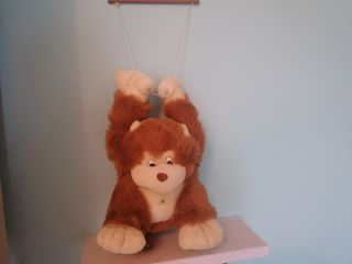 Peluche scimmia con altalena
