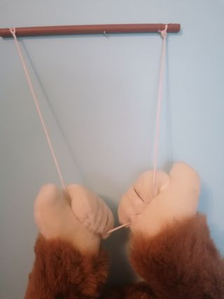 Peluche scimmia con altalena