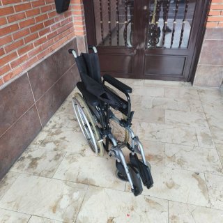 Silla de ruedas plegable desmontable seminueva