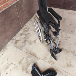 Silla de ruedas plegable desmontable seminueva