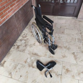 Silla de ruedas plegable desmontable seminueva