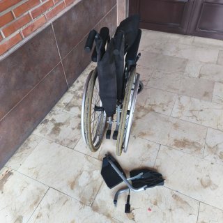 Silla de ruedas plegable desmontable seminueva