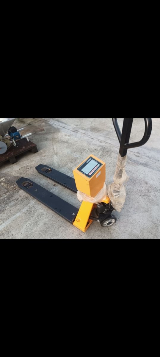 Transpaleta con báscula como nueva