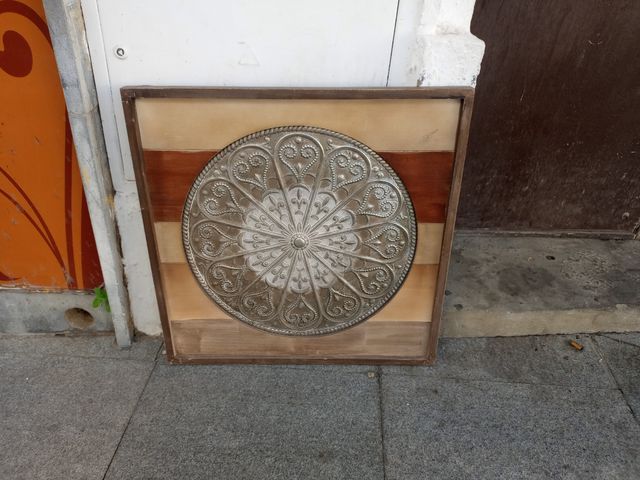 Marco de madera con metal.