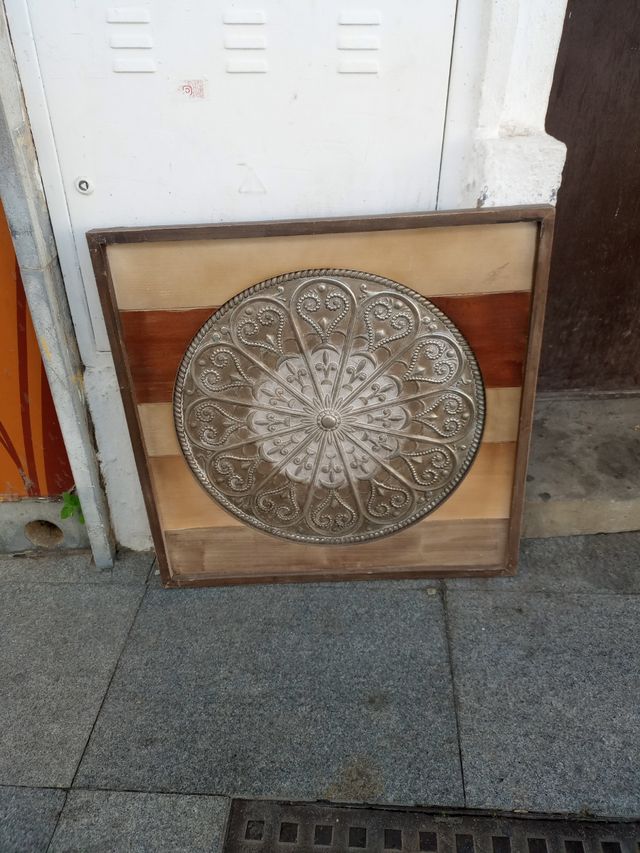 Marco de madera con metal.