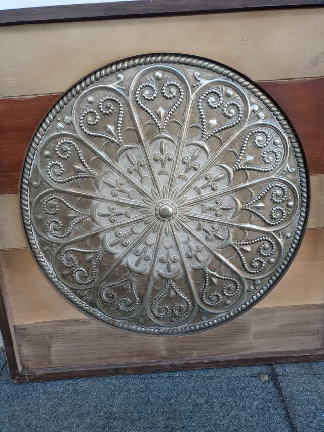 Marco de madera con metal.