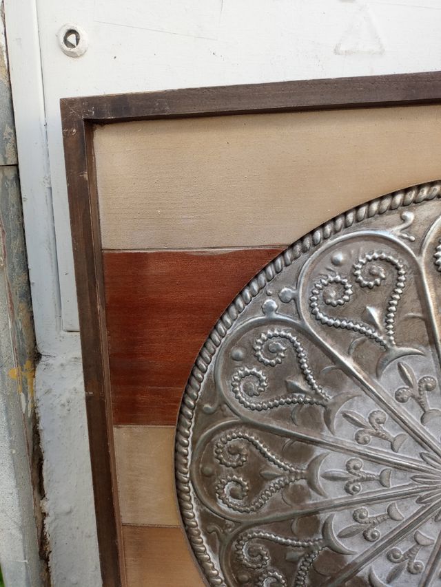 Marco de madera con metal.