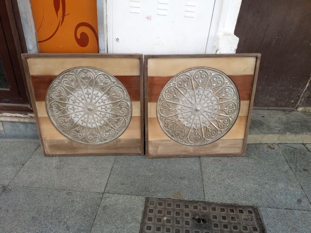 Marco de madera con metal.