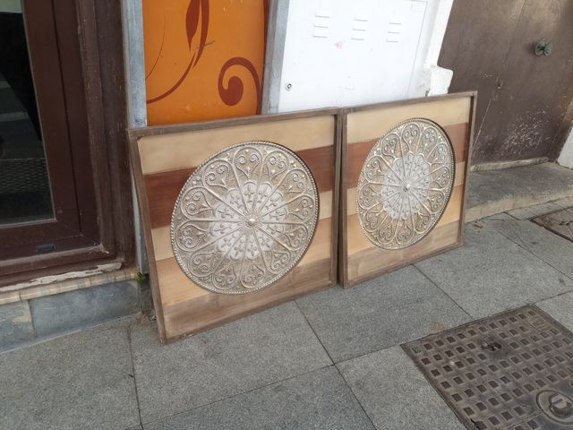 Marco de madera con metal.