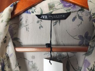 Blusa Zara talla M nueva, estampado flor.