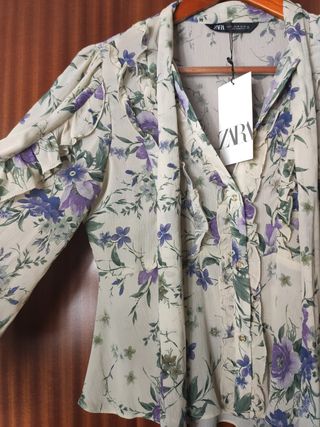 Blusa Zara talla M nueva, estampado flor.