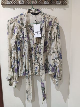 Blusa Zara talla M nueva, estampado flor.