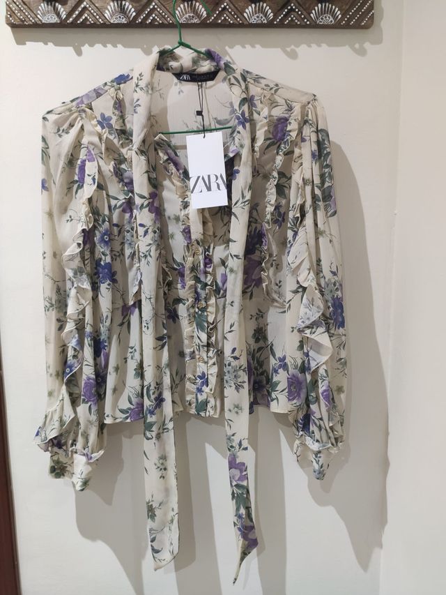 Blusa Zara talla M nueva, estampado flor.