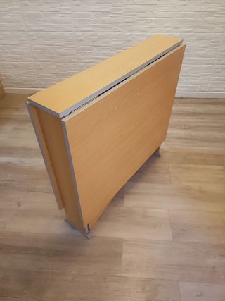 Mesa plegable + DOS SILLAS GRATIS