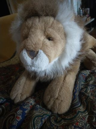 Peluche. Leone sdraiato. Grande