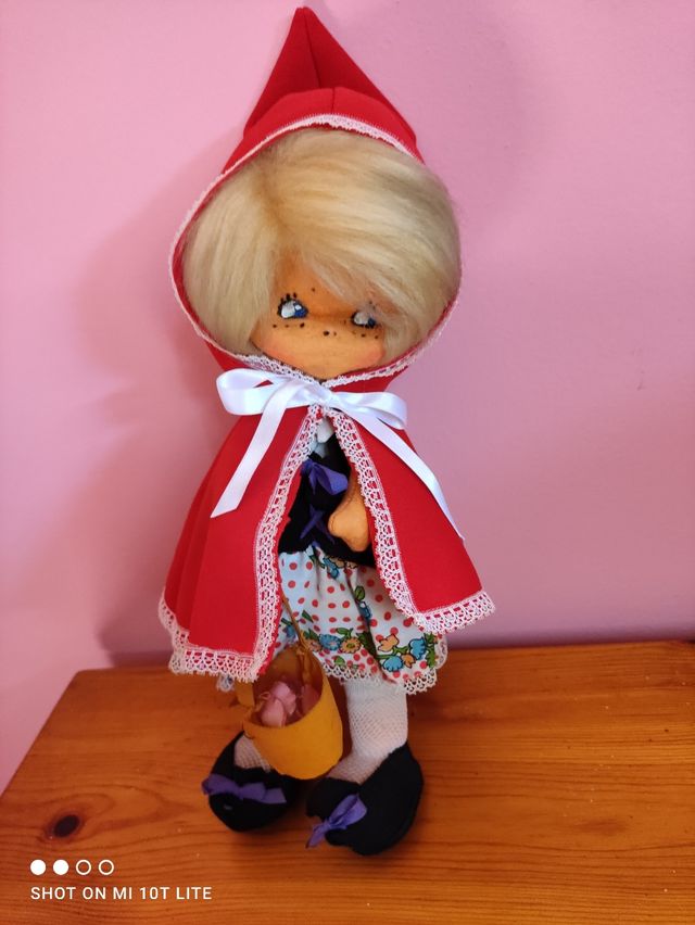 Muñeca antigua CAPERUCITA ROJA