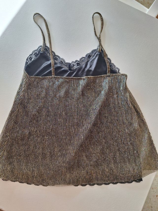 Blusa de tirantas doradas .