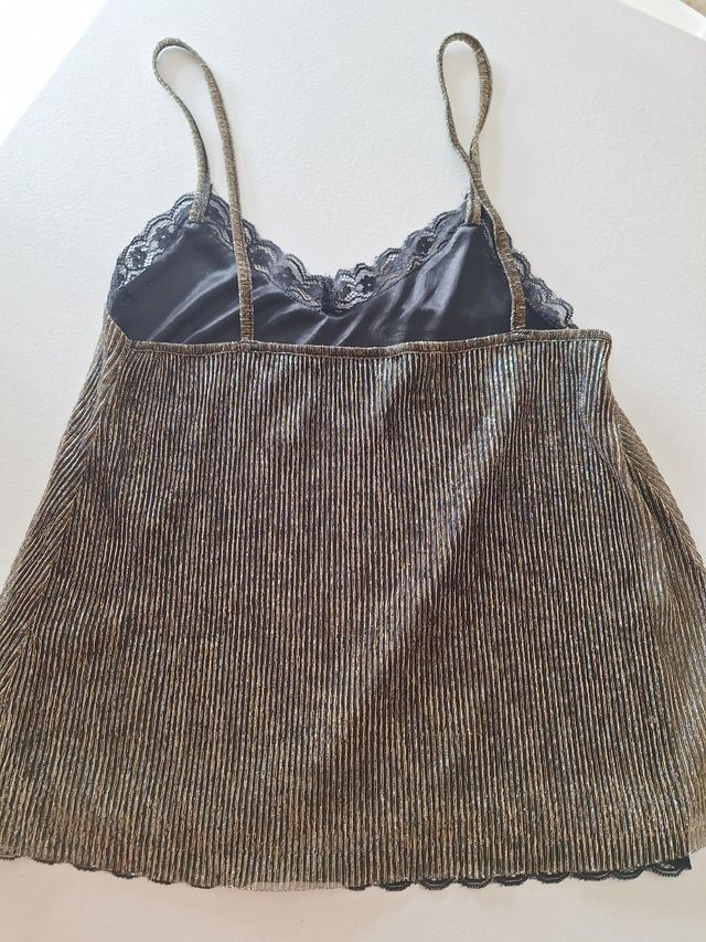 Blusa de tirantas doradas .