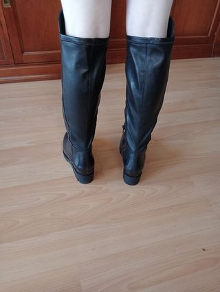 Botas estilo mosqueteras con cuña.