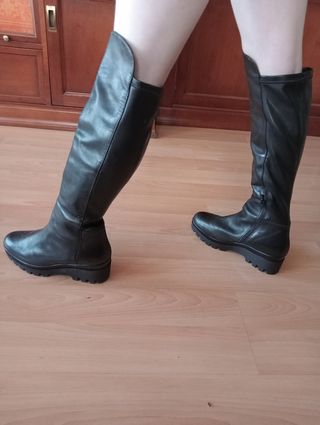Botas estilo mosqueteras con cuña.
