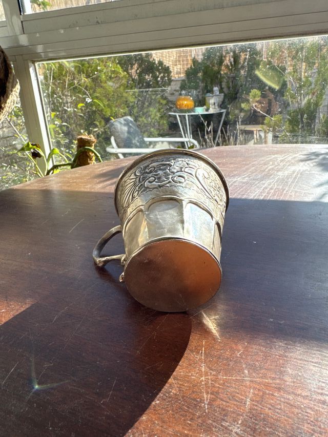 Antiguo Cáliz de Plata Cincelada con Asa