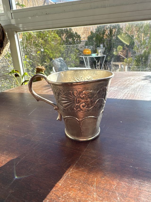 Antiguo Cáliz de Plata Cincelada con Asa