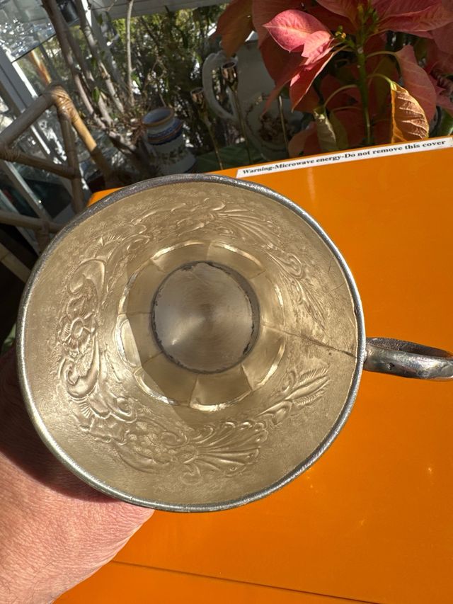 Antiguo Cáliz de Plata Cincelada con Asa