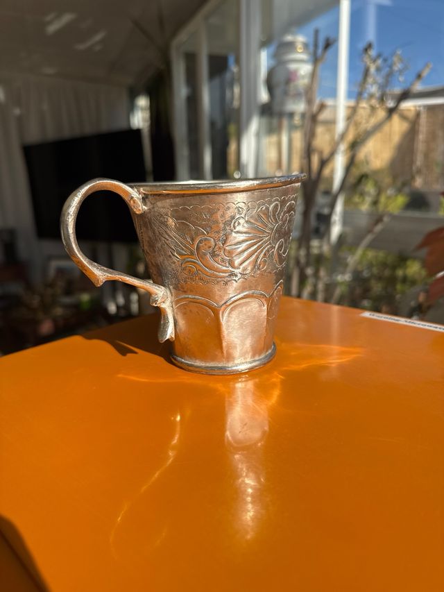 Antiguo Cáliz de Plata Cincelada con Asa