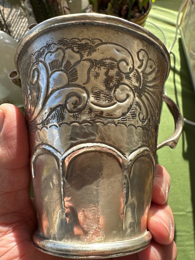 Antiguo Cáliz de Plata Cincelada con Asa