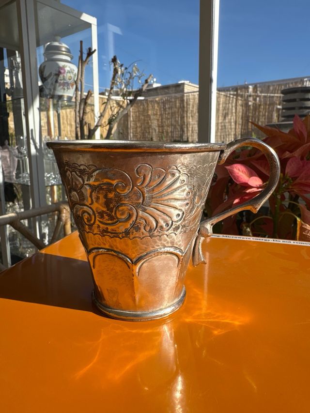 Antiguo Cáliz de Plata Cincelada con Asa