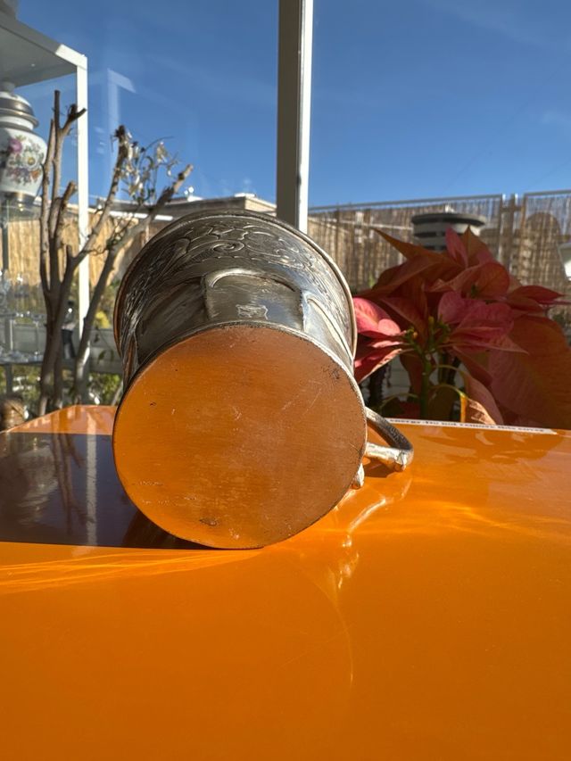 Antiguo Cáliz de Plata Cincelada con Asa