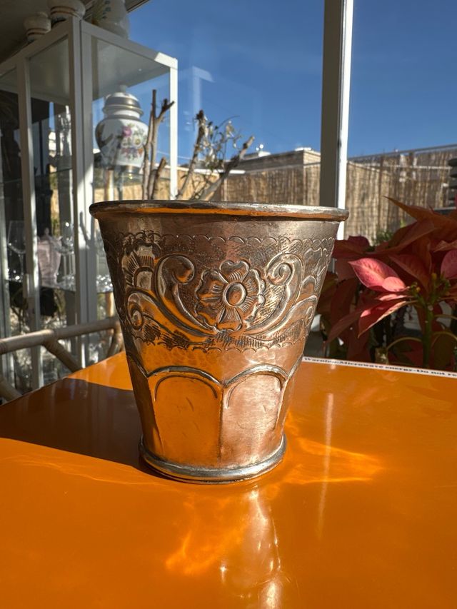 Antiguo Cáliz de Plata Cincelada con Asa