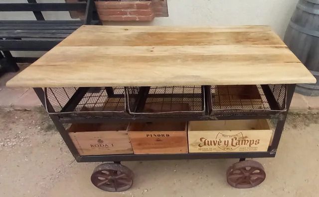 Taula de fusta i ferro estil industrial