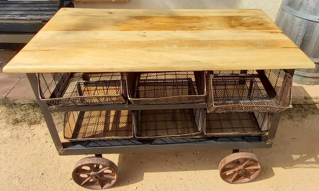 Taula de fusta i ferro estil industrial