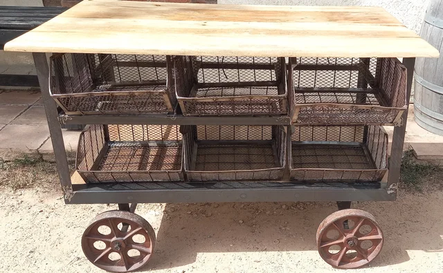 Taula de fusta i ferro estil industrial