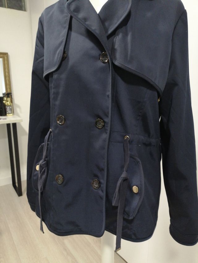 Gabardina chaquetón. Forrada.