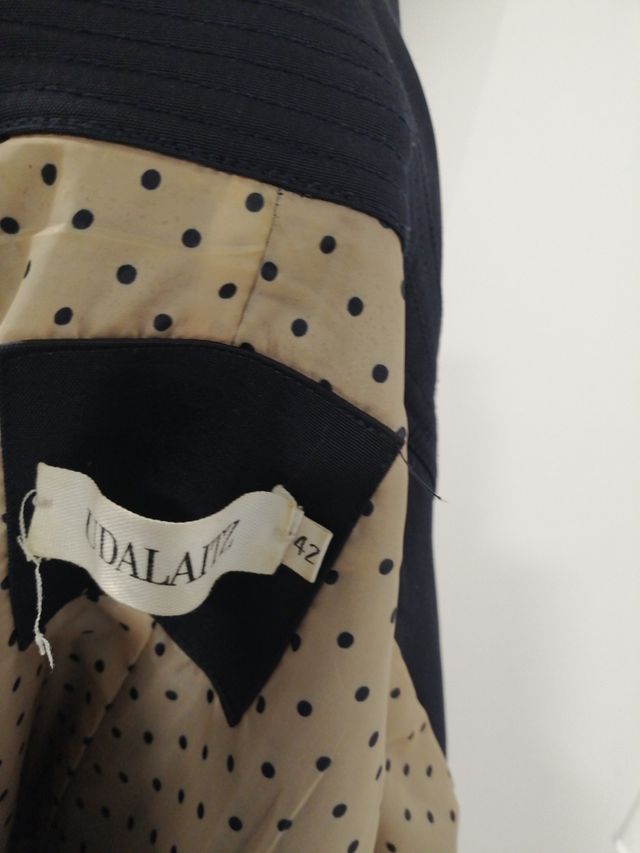 Gabardina chaquetón. Forrada.