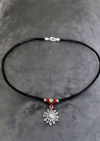 Colgante de eguzkilore con cuero rojo 
