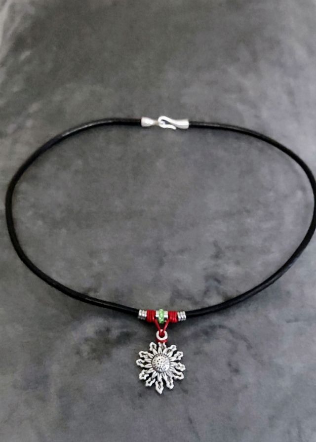 Colgante de eguzkilore con cuero rojo