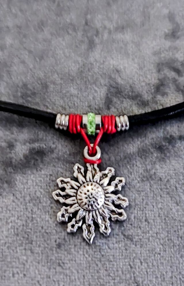 Colgante de eguzkilore con cuero rojo