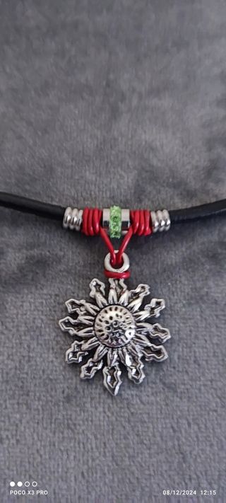 Colgante de eguzkilore con cuero rojo 