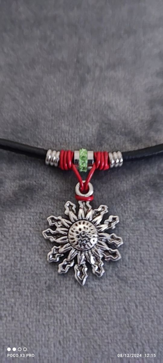 Colgante de eguzkilore con cuero rojo